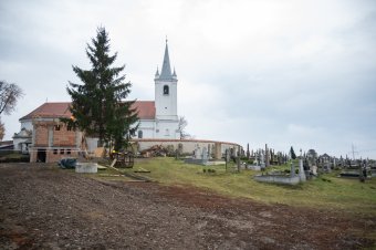 Közösségi térré alakul a műemléktemplom mellett újjáépülő imaház Csíkszentmártonban