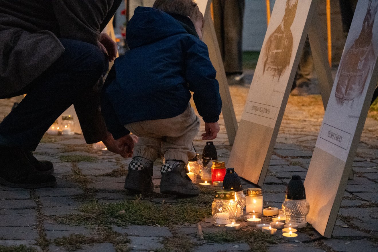Bárki leróhatta tiszteletét az aradi vértanúk arcképcsarnoka előtt Csíkszeredában