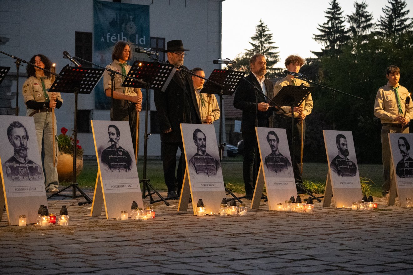 Bárki leróhatta tiszteletét az aradi vértanúk arcképcsarnoka előtt Csíkszeredában