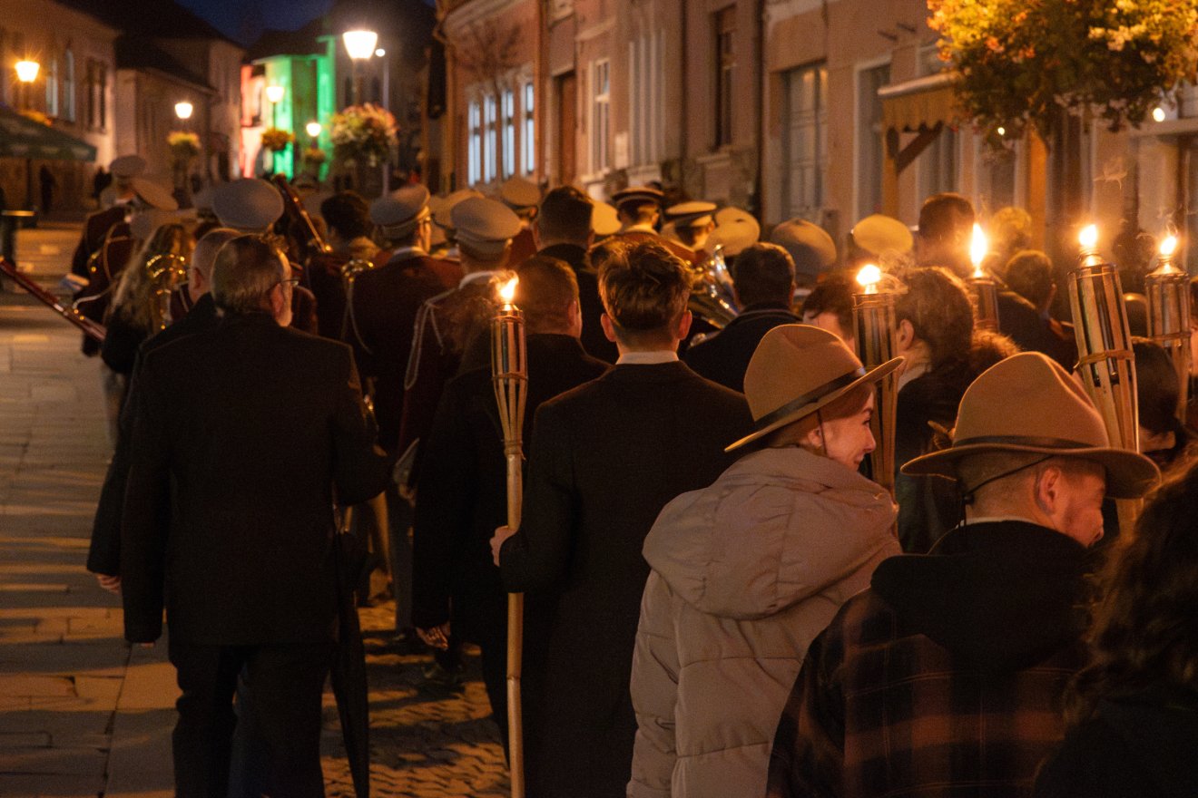 Gyertyákkal és közös emlékezéssel tisztelegtek 1956 hősei előtt Csíkszeredában