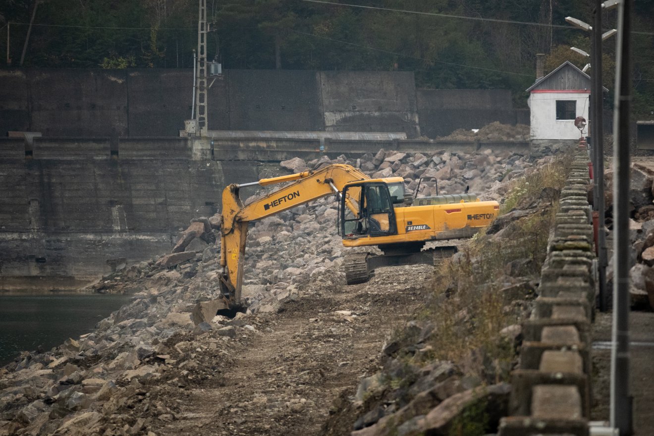 Átfogó felújításba fogtak a negyven éve épült szépvízi gátnál, halátjáró is épül