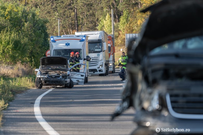 Hárman sérültek meg a Csíkszereda és Csíkszentkirály között történt balesetben – frissítve