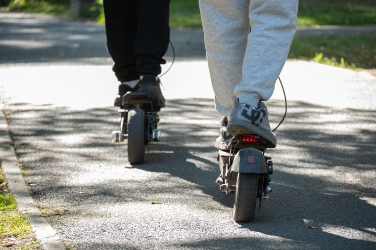 Szigorítás jöhet az elektromos rollereseknek, a szenátus már rábólintott