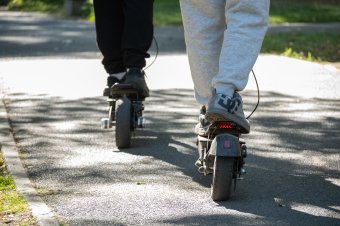 Szigorítás jöhet az elektromos rollereseknek, a szenátus már rábólintott