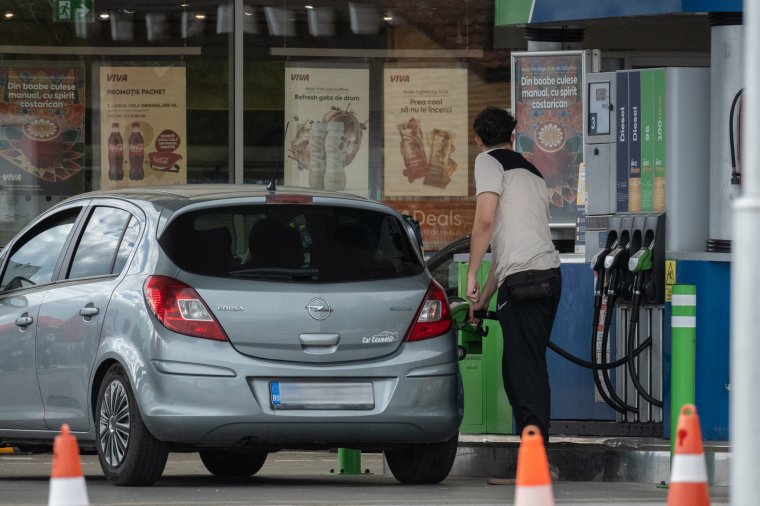 Újra drágult az üzemanyag, hajszálnyira a 10 lejes benzin