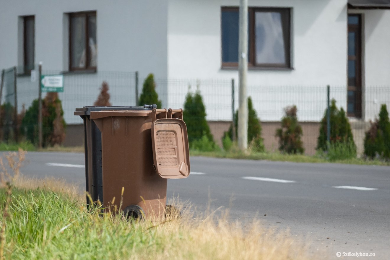 Vége a különböző színű kukák „korának”. Minden háztartás fekete, 120 literes kukát fog kapni. Azt kell majd kihelyezze a kapu elé a hulladékszállítás napján • Fotó: Borbély Fanni