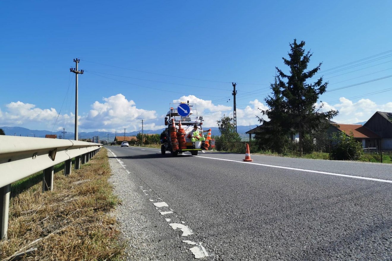Terelőbójákkal jelölték meg a frissen festett felezővonalat. A 12-es országúton dolgozik jelenleg a CNAIR által megbízott kivitelező • Fotó: Barabás Hajnal