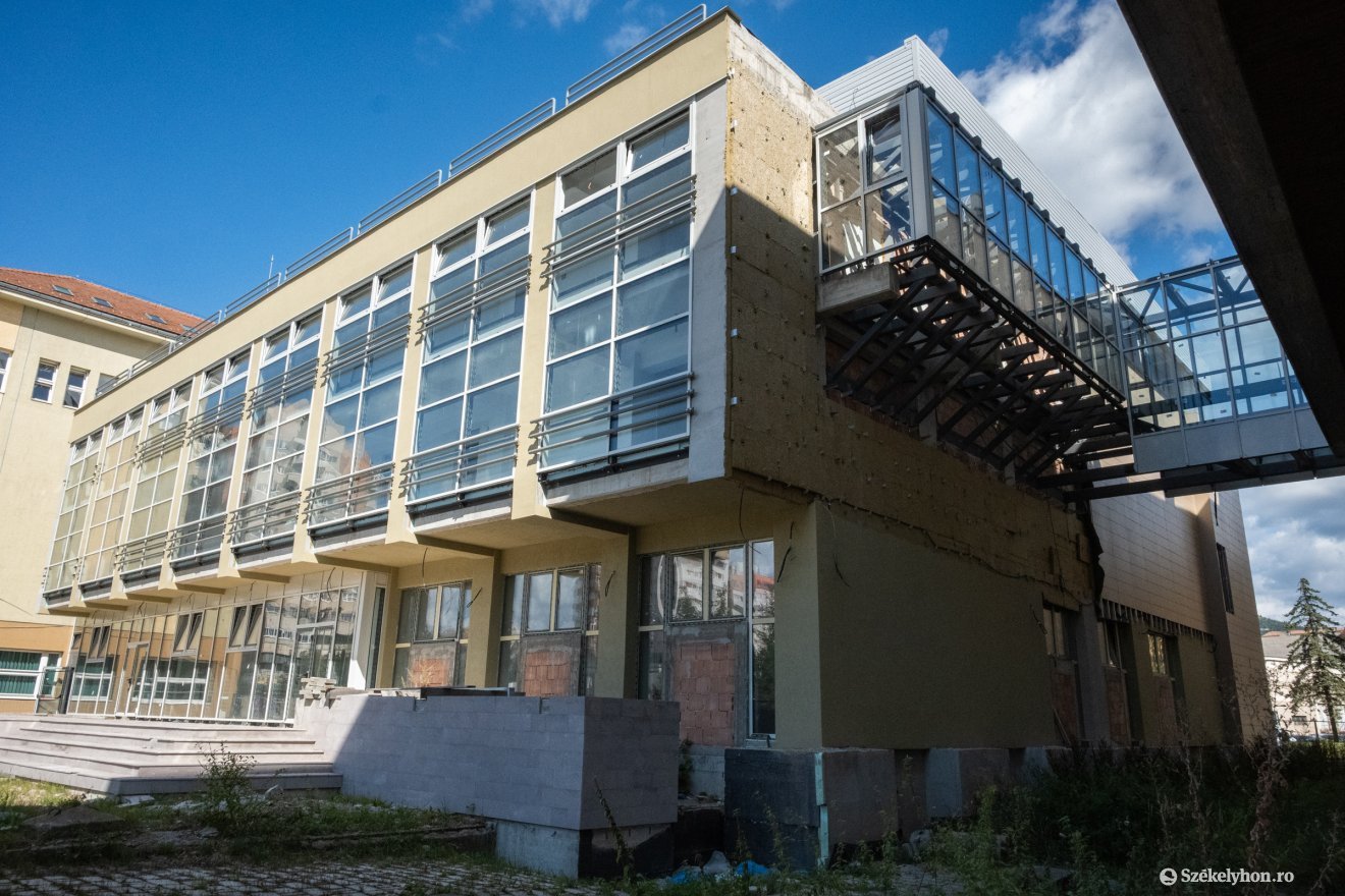 Öt éve épül Csíkszereda városközpontjában a művészeti iskola tornaterme &bullet;  Fotó: Borbély Fanni