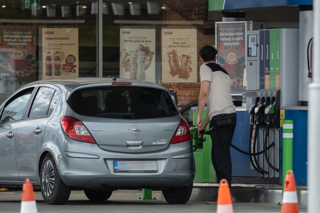 Újra drágult az üzemanyag, hajszálnyira a 10 lejes benzin