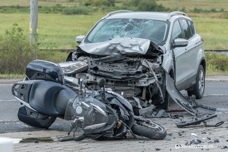 Autó és motorkerékpár ütközött Csíkszereda zsögödi kijáratánál, a motorost kórházba szállították – videóval