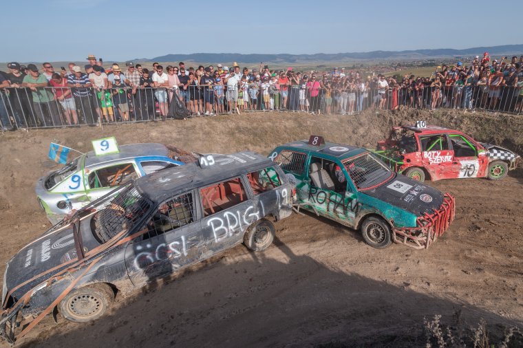 Csíkszentkirályi roncsderbi rekordszámú résztvevővel – videó