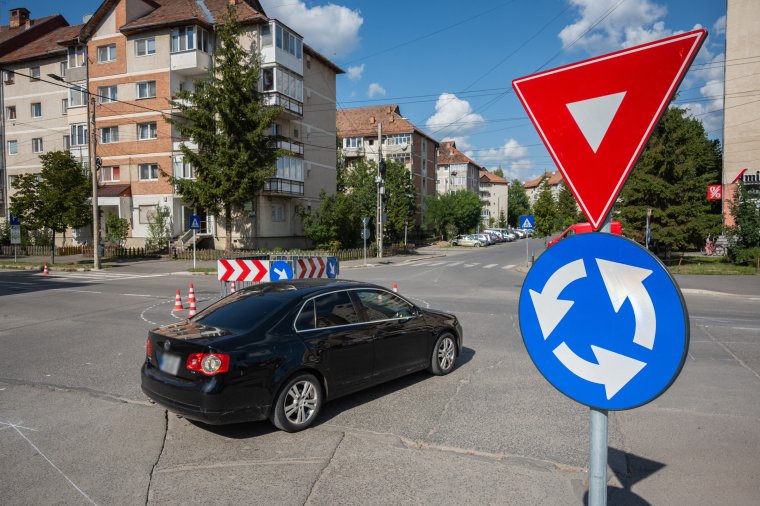 Mostantól körforgalomként használandó Csíkszereda egyik legforgalmasabb útkereszteződése