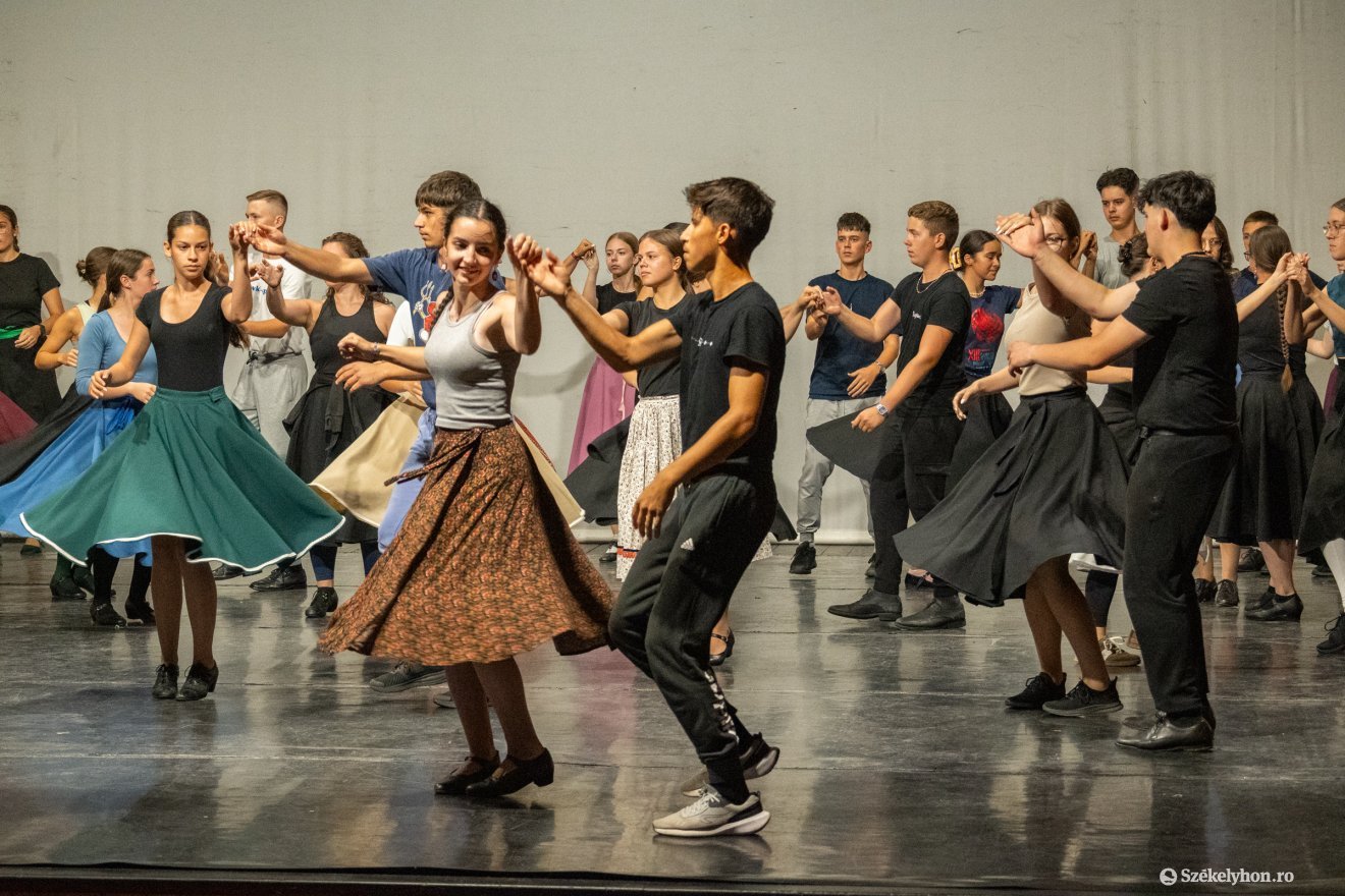 A Szakszervezetek Művelődési Házában próbáltak az előadásra az Én népem folkopera szereplői. A zeneműben számos néptánccsoport vesz részt &bullet;  Fotó: Borbély Fanni