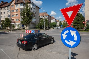 Mostantól körforgalomként használandó Csíkszereda egyik legforgalmasabb útkereszteződése