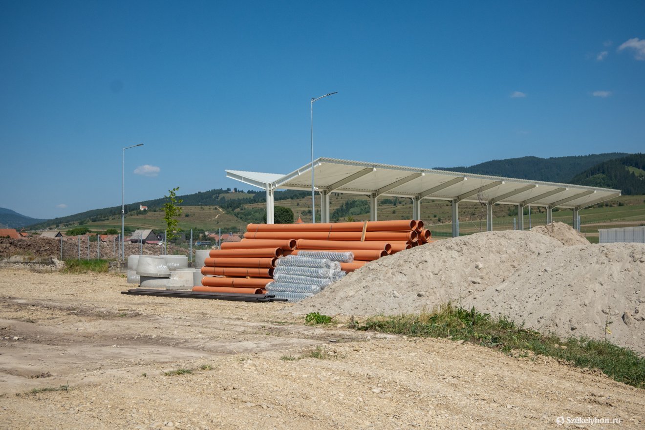 Csíkbánkfalván is dolgozik a kivitelező &bullet;  Fotó: Borbély Fanni