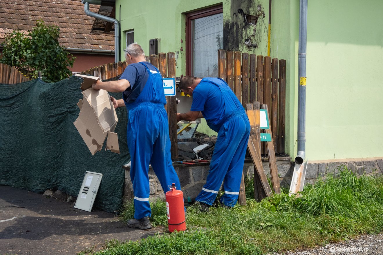 A gázhálózatot működető vállalat munkatársai a gázszolgáltatás helyreállításán dolgoztak &bullet;  Fotó: Borbély Fanni
