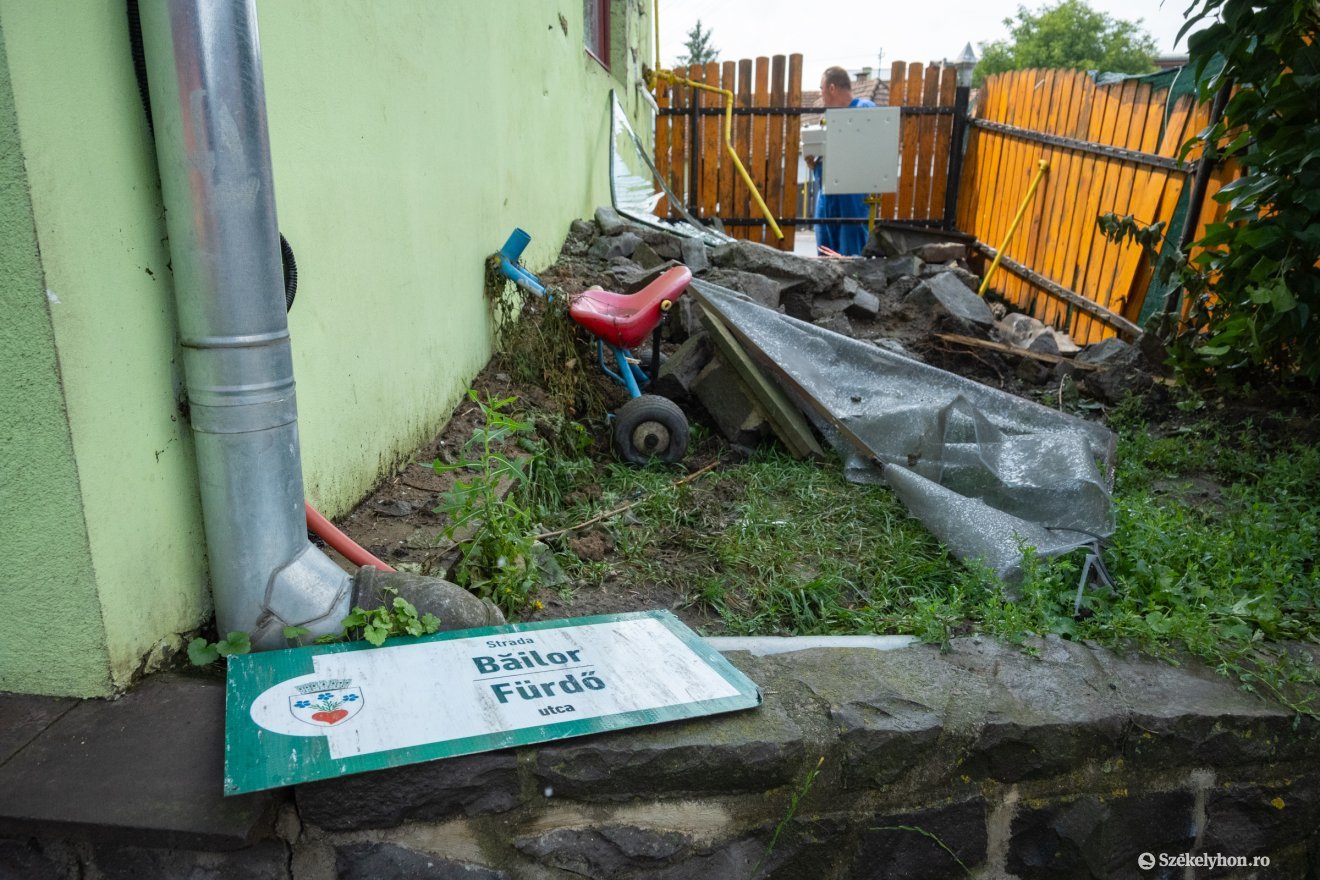 Zajlik a helyreállítás annál a Fürdő utcai háznál, ahová kedden este becsapódott egy autó &bullet;  Fotó: Borbély Fanni