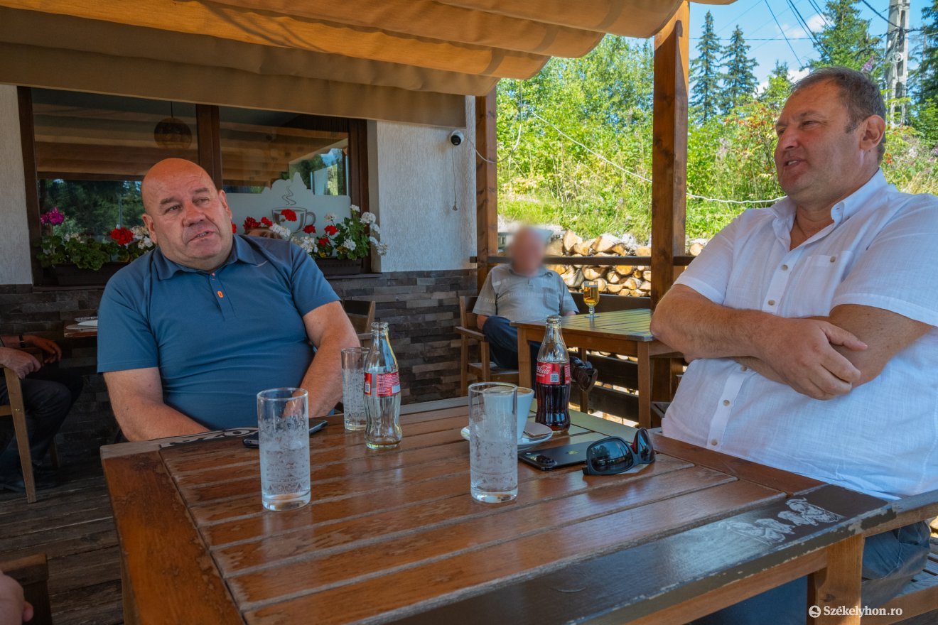 Tófalvi Ernő hargitafürdői lakos és Péter Lukács, Csíkcsicsó polgármestere &bullet;  Fotó: Borbély Fanni