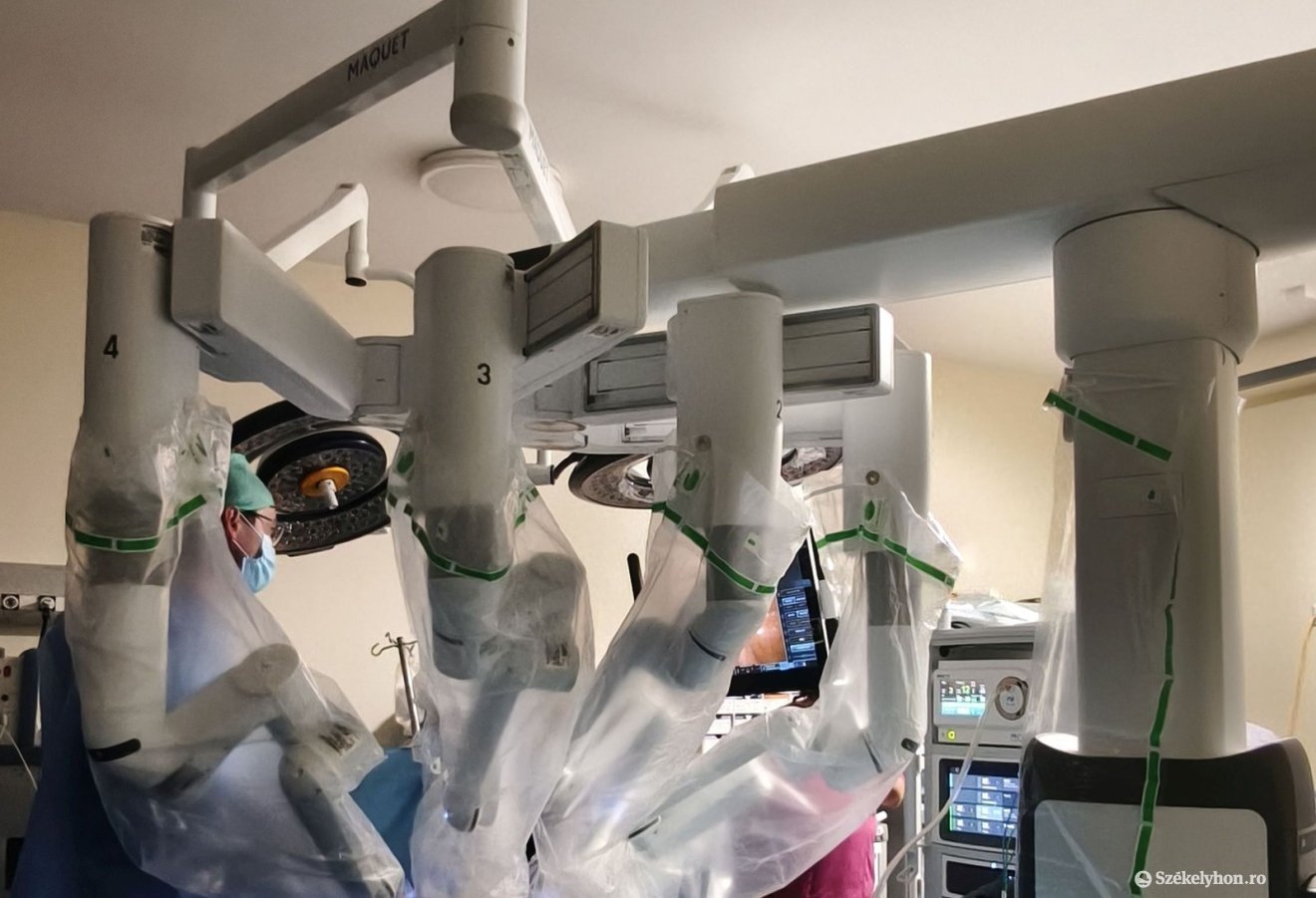Nyugaton is performáns gépnek számít a Da Vinci négykaros robotsebészeti rendszer. Csíkszeredában elvégezték vele az első urológiai műtéteket is &bullet;  Fotó: Barabás Hajnal