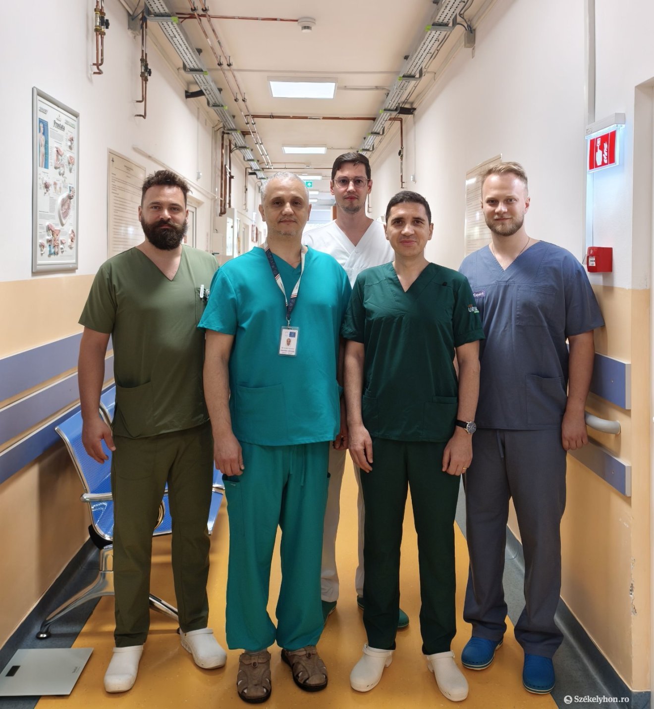 A robotasszisztált sebészeti beavatkozás orvoscsapata. Balról jobbra: Lukács Attila, Albert Claudiu, Putnoki-Ciceo Zoltán (hátul) Nicolae Crișan, és Robert Popa rezidens. &bullet;  Fotó: Barabás Hajnal