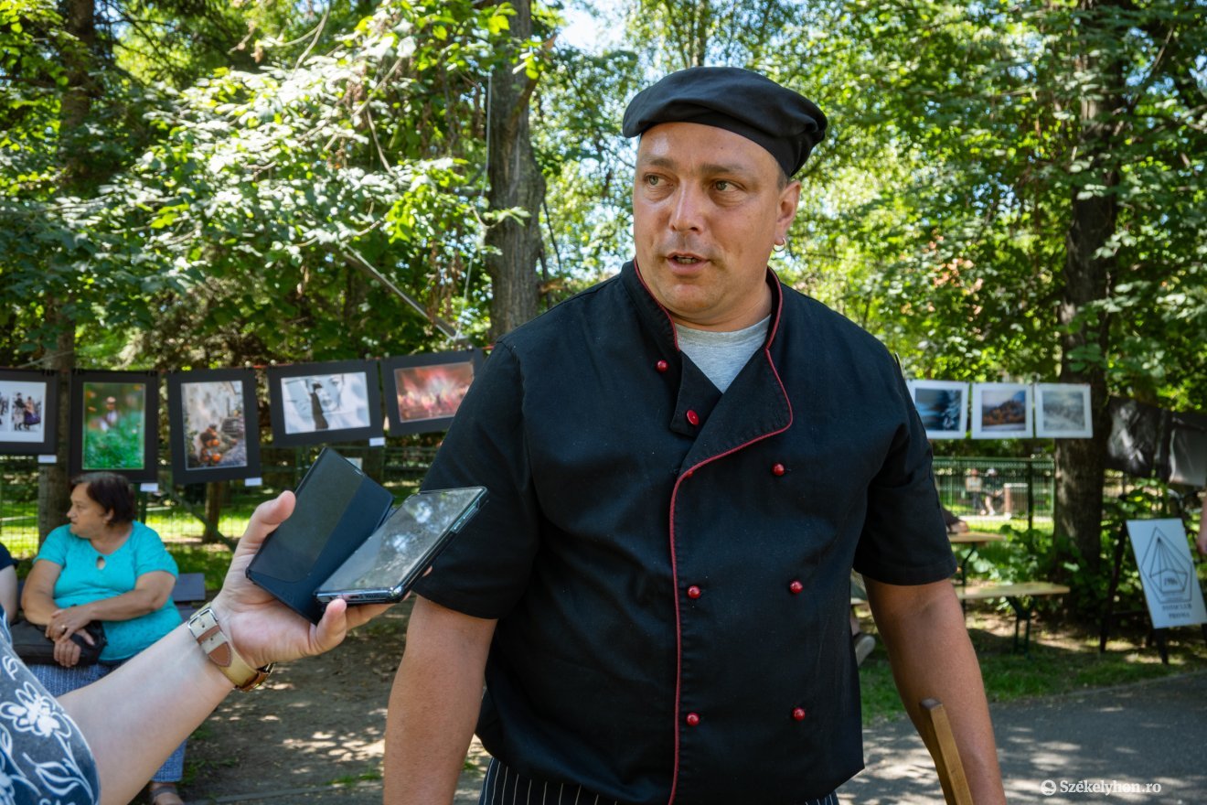 László Gábor, a Kotyvasztók családi és baráti társaság egyik szakácsa &bullet;  Fotó: Borbély Fanni