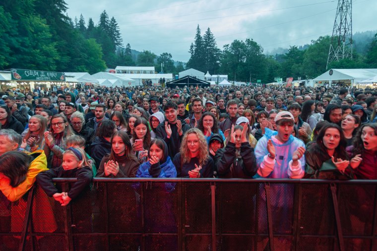 Eső áztatta téren hívta táncra a közönséget a Magyar Banda és az Anna and the Barbies