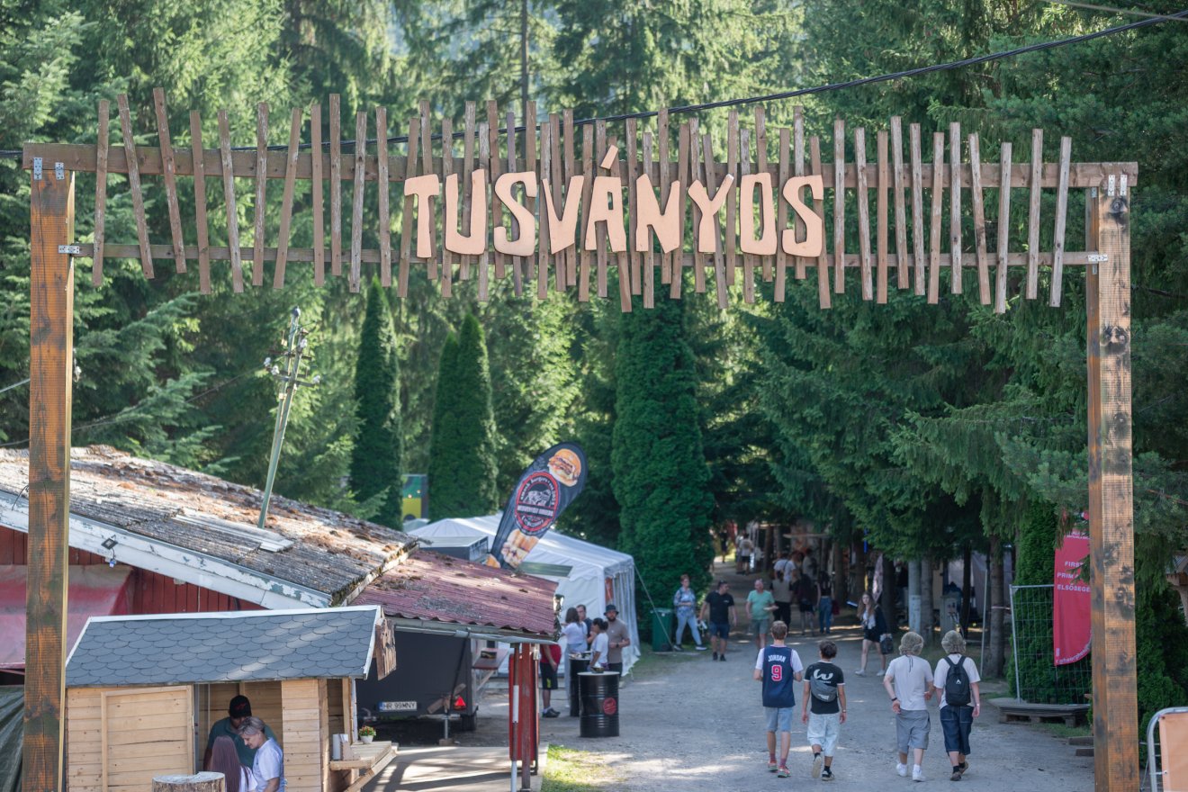 A sár távozik, a tömeg érkezik – így indul a 35. Tusványos