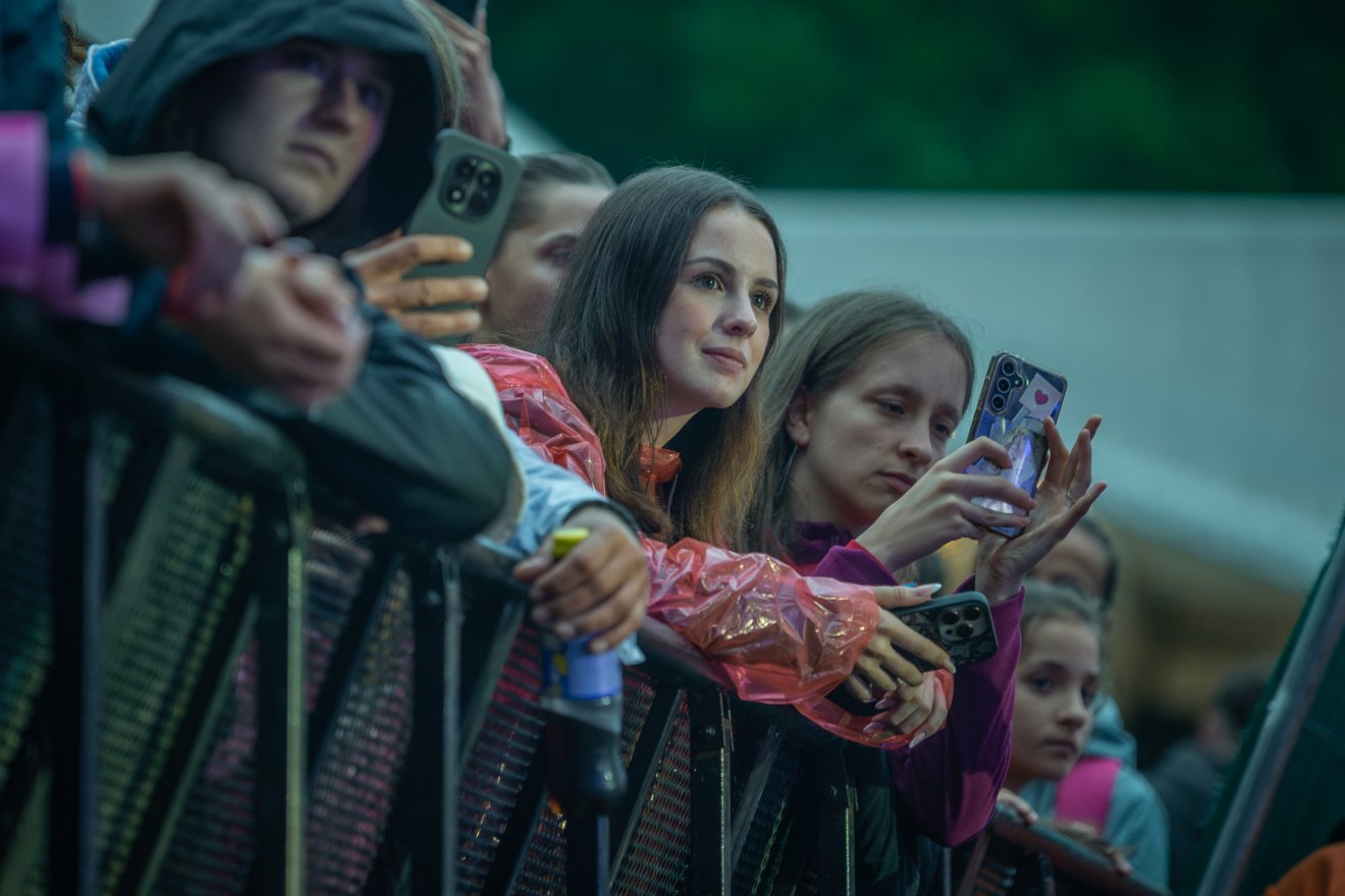 Eső áztatta téren hívott táncra a Magyar Banda és az Anna and the Barbies