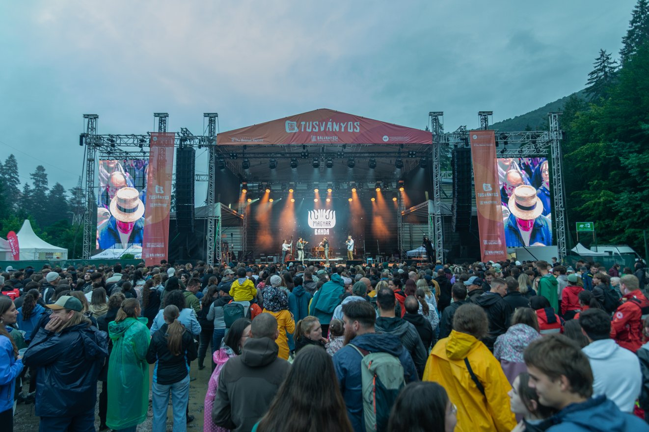 Eső áztatta téren hívott táncra a Magyar Banda és az Anna and the Barbies
