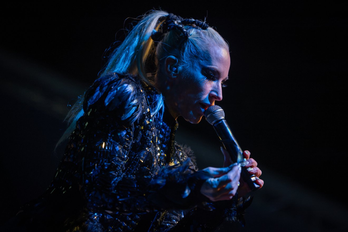 Eső áztatta téren hívott táncra a Magyar Banda és az Anna and the Barbies