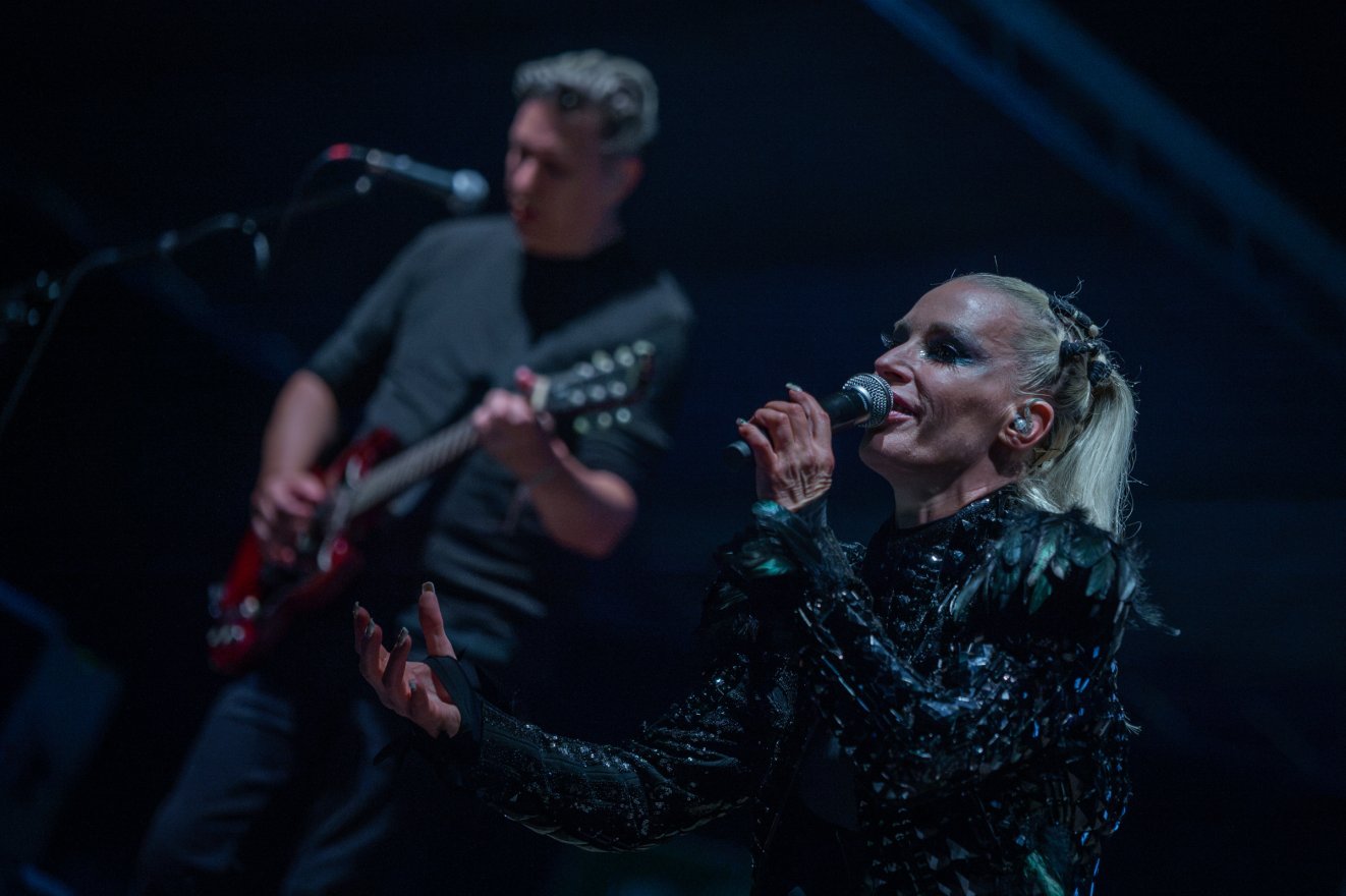 Eső áztatta téren hívott táncra a Magyar Banda és az Anna and the Barbies