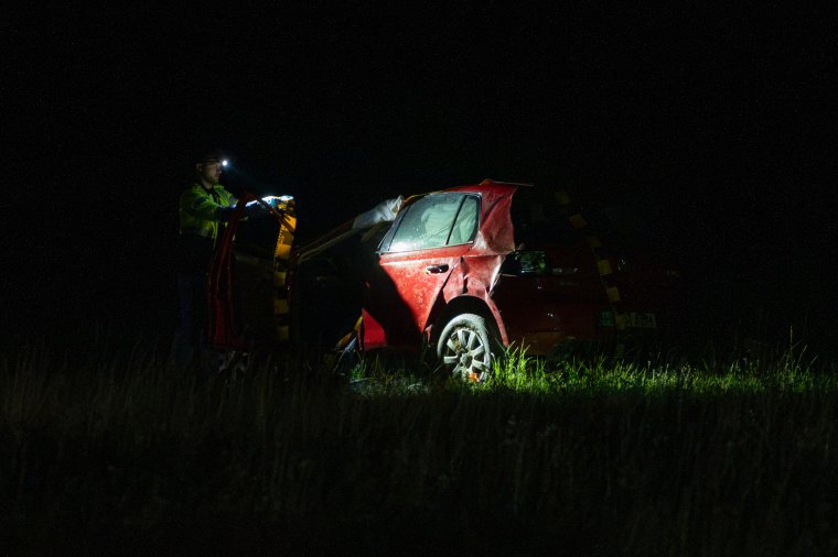 Baleset történt Sósrétnél, egy autó felborult a mezőn