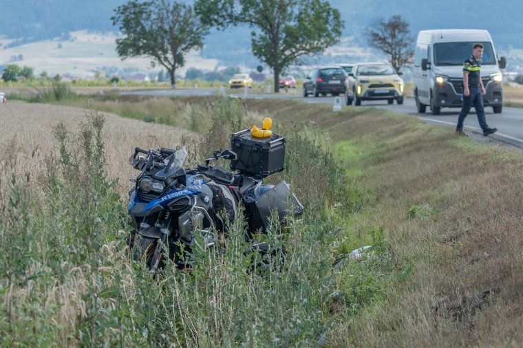 Motorkerékpár és személyautó ütközött Csíkdelne közelében