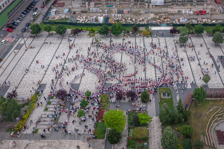 A főtéri tánccal elkezdődött az Ezer Székely Leány Napja