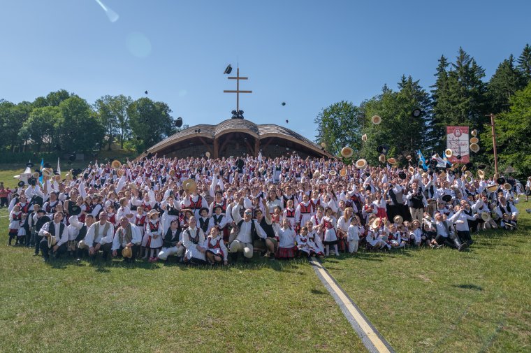 Ismét népviseletbe öltözött Csíksomlyó