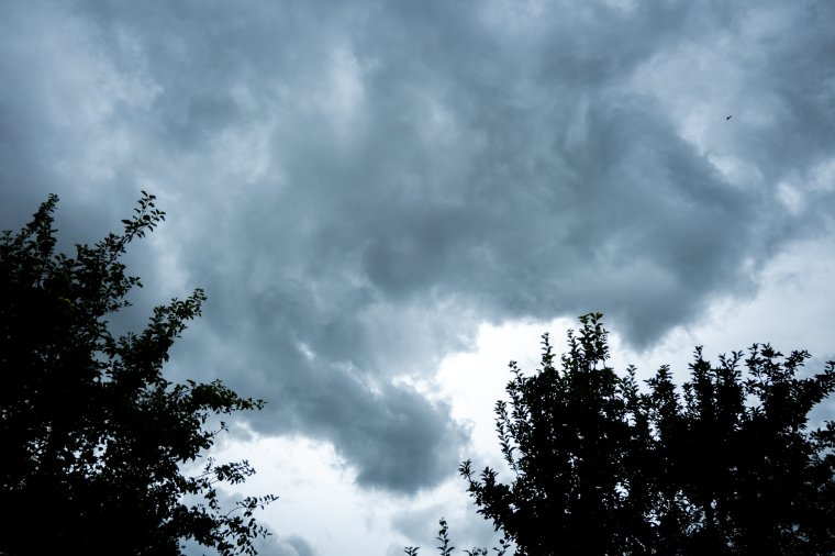Melegszik az idő a hétvégén, de a viharok sem maradnak el