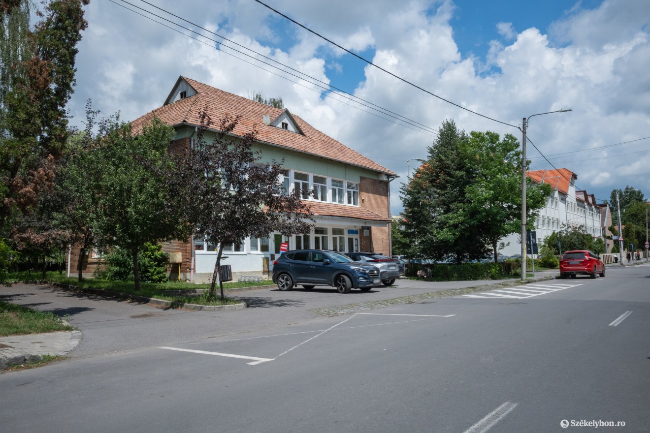 A Jégpálya utcai rendelő épületében a családorvosi rendelők mellett a csíkszeredai kórház drogprevenciós szolgálata is működik. • Fotó: Borbély Fanni