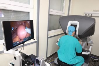 Elvégezték az első robotsebészeti műtéteket Csíkszeredában