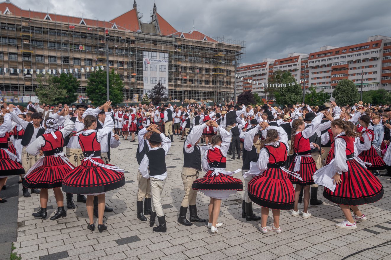Főtéri tánc az Ezer Székely Leány Napján