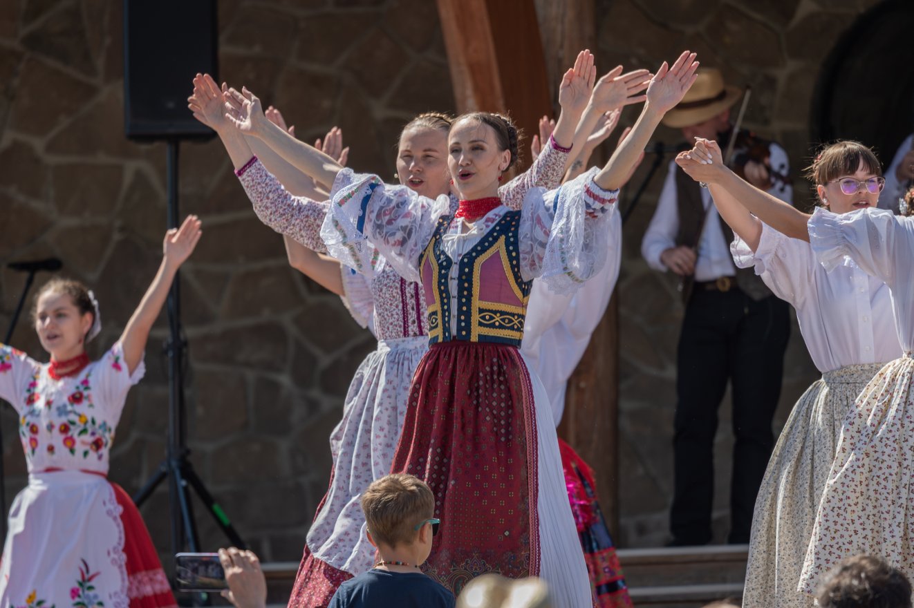 Ismét népviseletbe öltözött Csíksomlyó