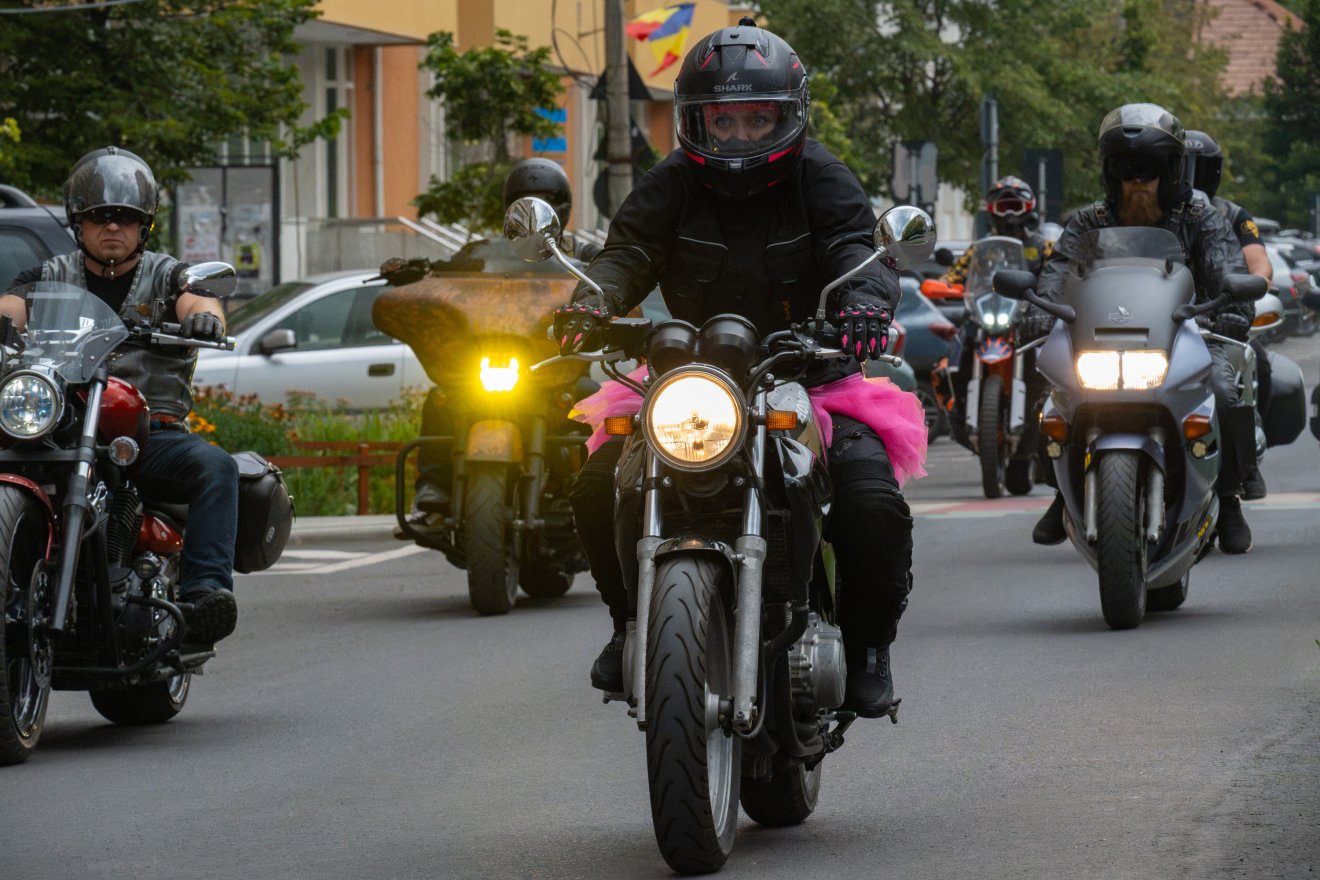 Több mint felvonulás: harmadszor gurultak együtt a szoknyás motorosok