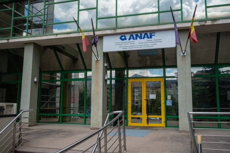 Hamis weboldalakon keresztül, az adóhatóság nevében ügyködnek a csalók