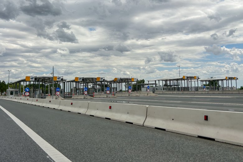 Felhúzták a sorompókat, de a rendőrök nem hagytak alább: így ellenőrzik a román–magyar határt Schengen után