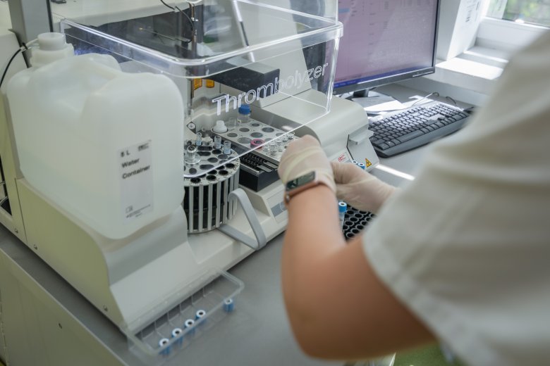 Már évi 740 ezer vizsgálatot végeznek, új helyre költözött a csíkszeredai kórház laboratóriuma