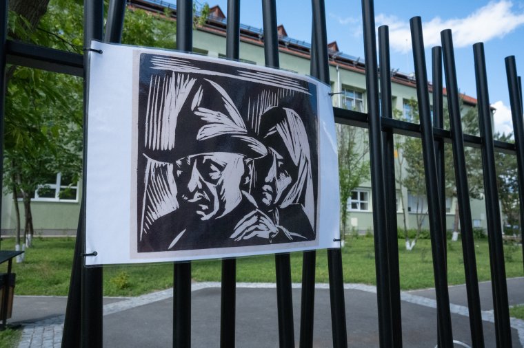 Ötven festmény a kerítésen: így költözött Nagy Imre művészete Csíkszereda utcáira