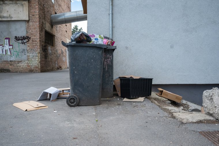 Eladásra kínálja hulladékgyűjtő edényeit a piacról kivonuló szolgáltató
