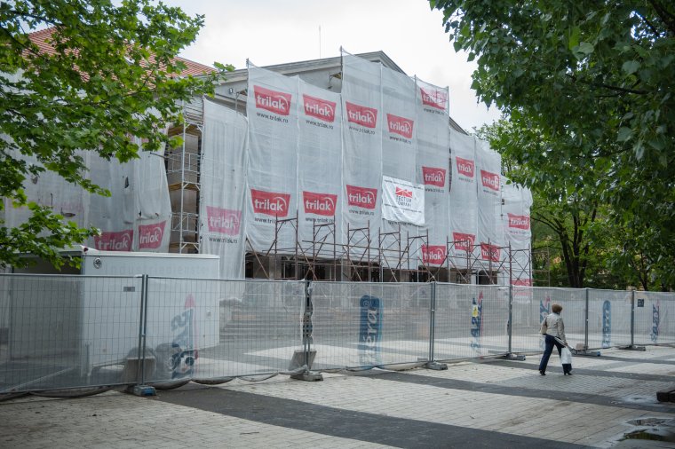 Nem fejeződik be az augusztusi határidőig a csíkszeredai városháza és a Csíki Játékszín felújítása