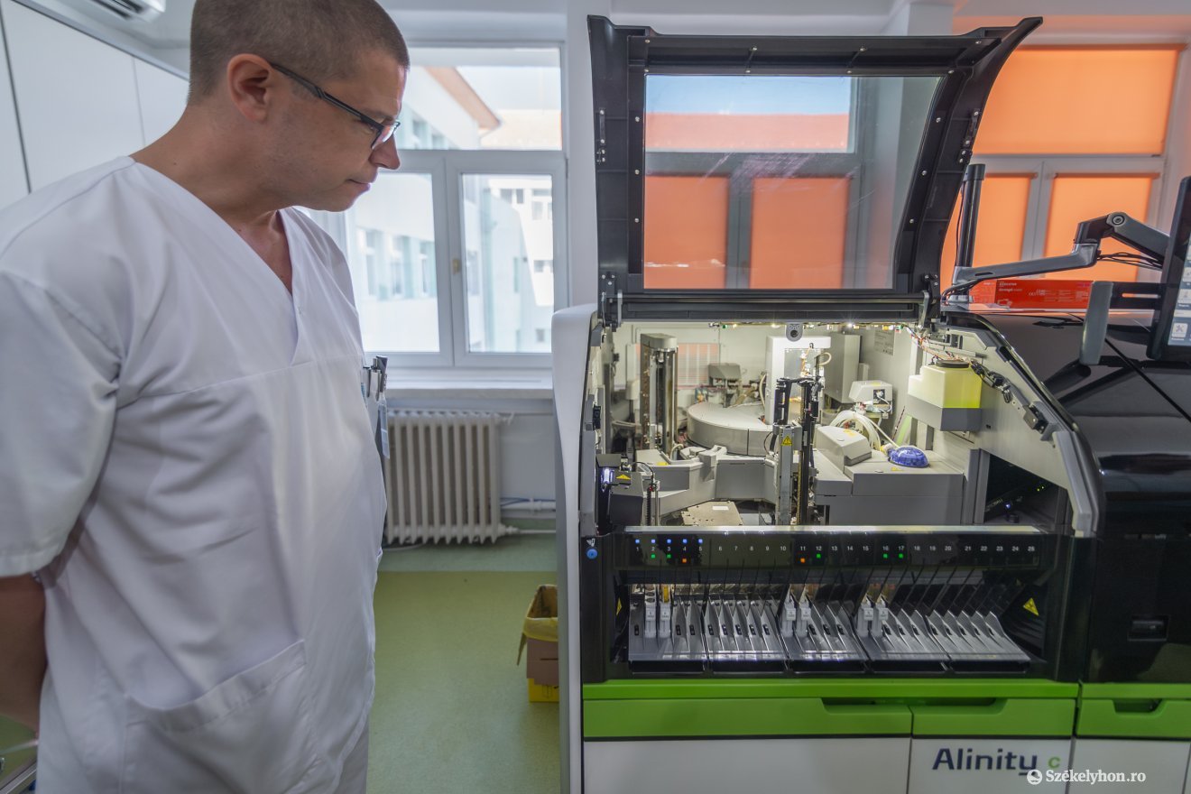 Tágasabb környezetben, automatizált gépekkel dolgoznak az orvosi laboratóriumban, amely a Poliklinika emeletére költözött &bullet;  Fotó: Pinti Attila