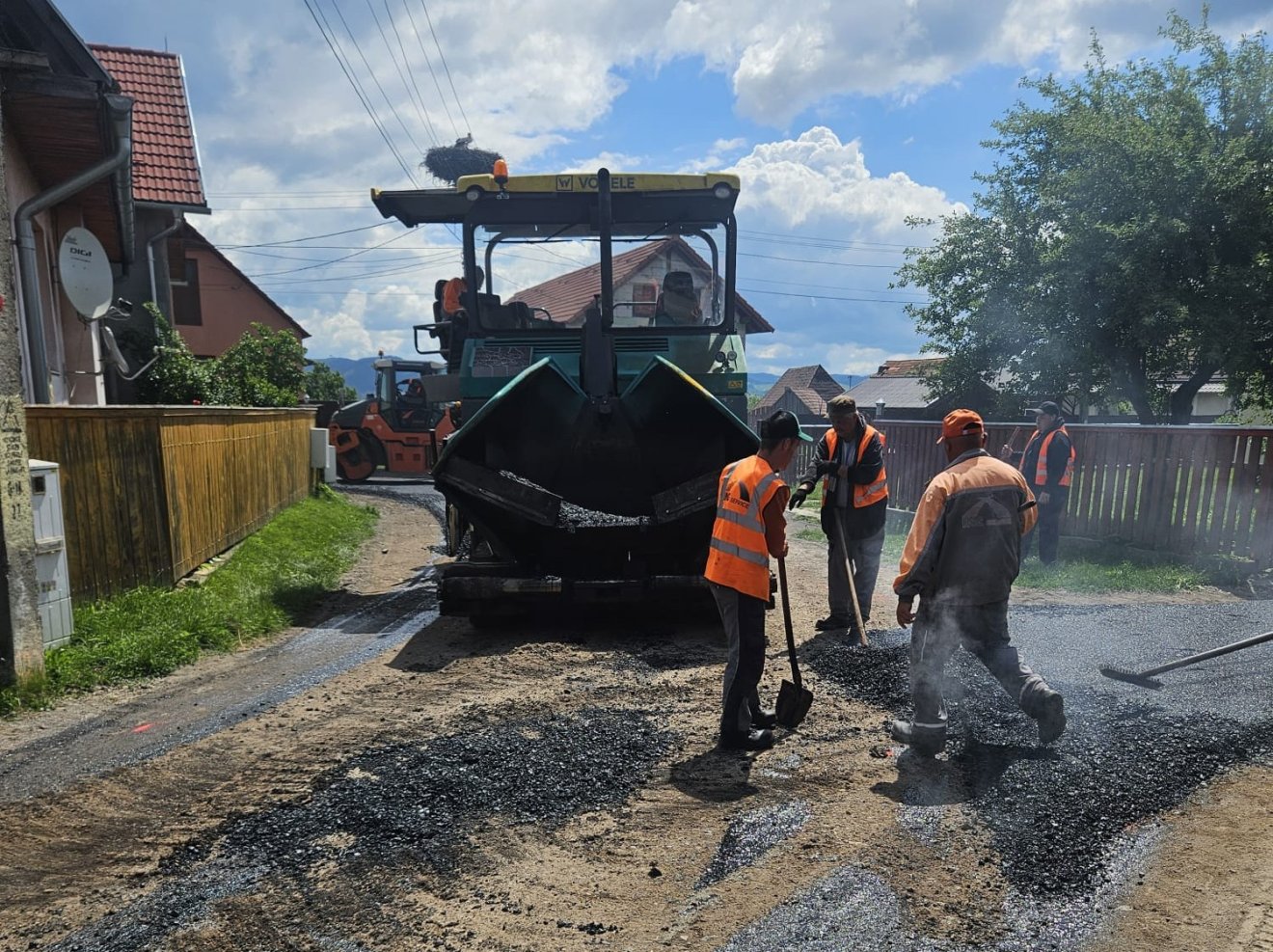 A köves utcák nagy részén aszfaltoznak &bullet;  Fotó: Csíkszentimre Polgármesteri Hivatala