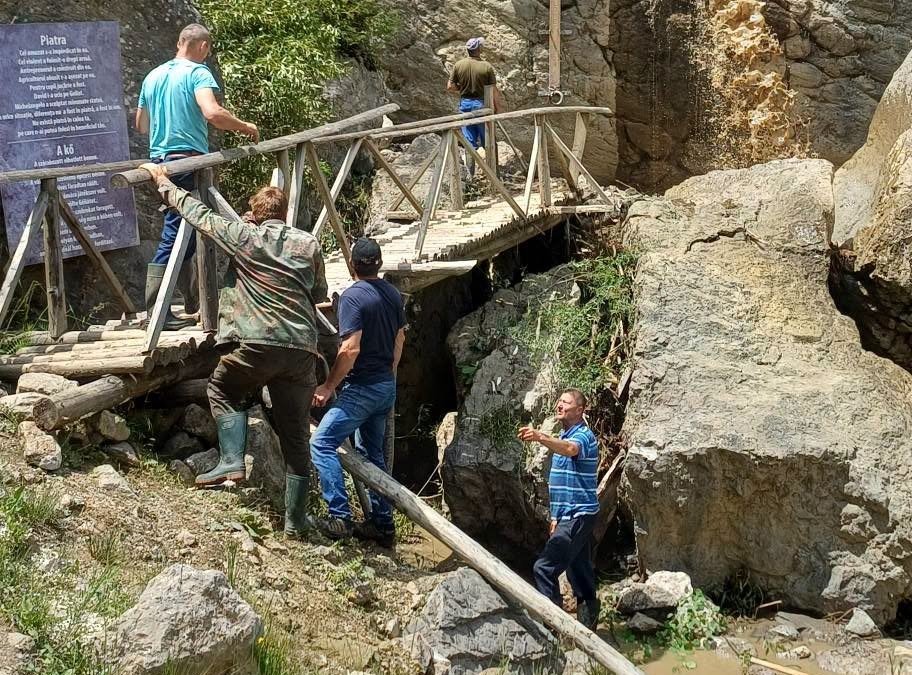 Megjavították a pallót, így ismét jöhetnek a látogatók &bullet;  Fotó: Gyimesközéplok Polgármesteri Hivatala